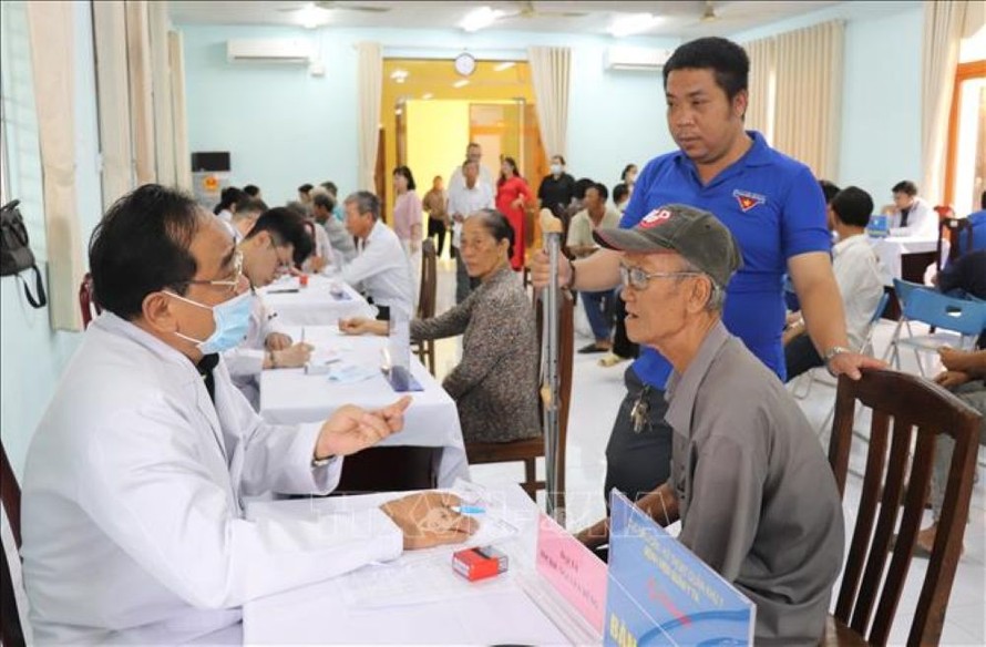 Đoàn cán bộ, bác sĩ thăm khám, tầm soát bệnh cho người dân. 