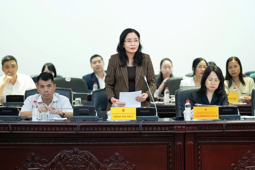 Thứ trưởng Bộ VHTTDL Trịnh Thị Thủy trình bày tờ trình về dự thảo Nghị quyết