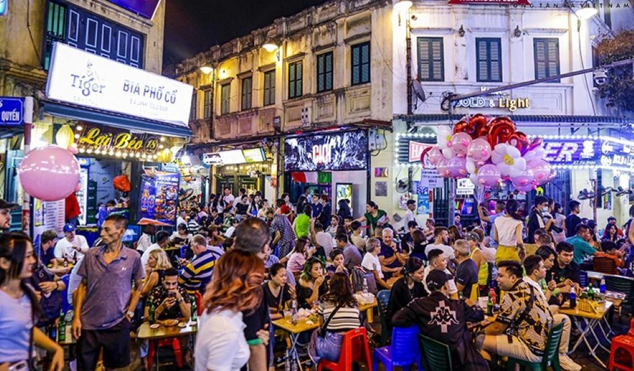 Khu vực các phố quanh Hồ Gươm đón nhiều người dân và du khách nước ngoài tới vui chơi, thưởng thức ẩm thực.