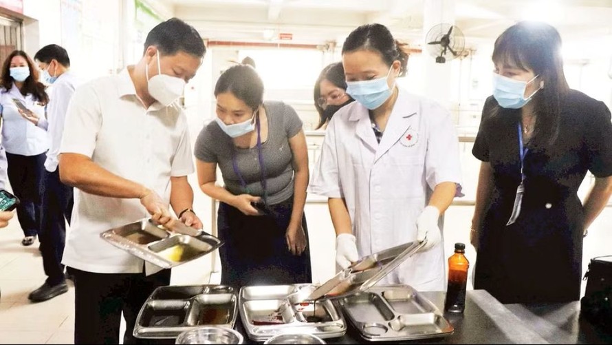 Cơ quan chức năng kiểm tra an toàn thực phẩm tại một cơ sở sản xuất, kinh doanh thực phẩm ở Hà Nội. 