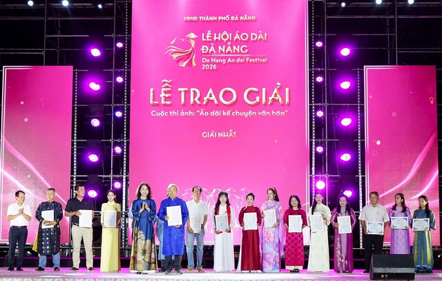 Bà Nguyễn Thị Hội An, Phó Giám đốc Sở VHTTDL Đà Nẵng trao giải Nhất cho tác giả Trần Xuân Sinh với tác phẩm “Áo dài tung bay trên đất nước thanh bình”