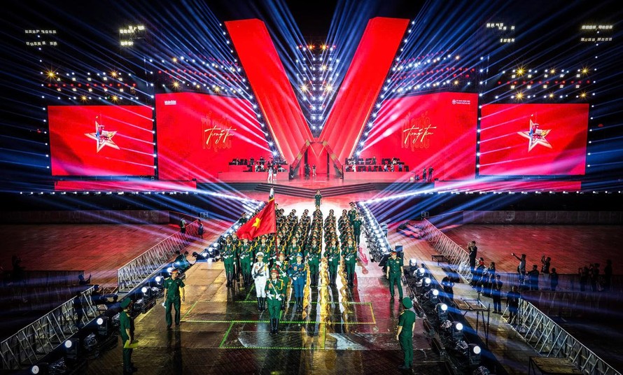 Hơn 50.000 khán giả có mặt tại Sân vận động quốc gia Mỹ Đình thưởng thức chương trình “Tổ quốc trong tim”. 