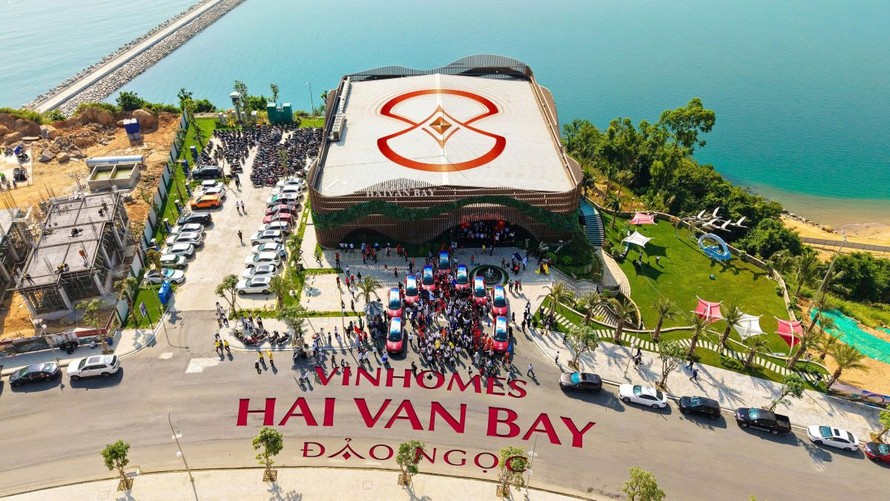 Hàng trăm người có mặt tại văn phòng Vinhomes Hải Vân Bay để bắt đầu hành trình.