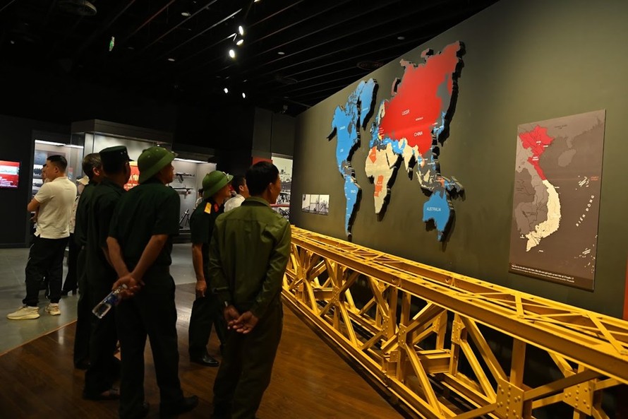 Dòng người đổ về Bảo tàng Lịch sử Quân sự Việt Nam để cùng ôn lại lịch sử.