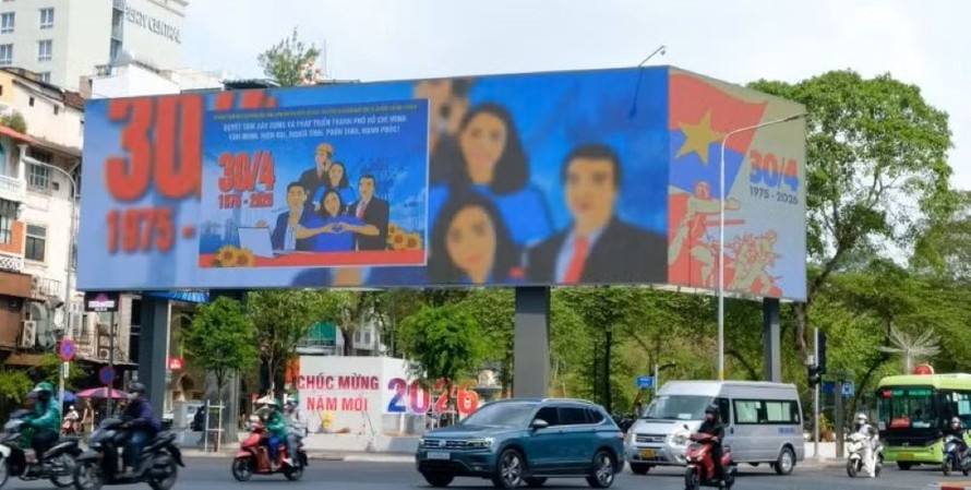 Thành phố Hồ Chí Minh rực rỡ cờ hoa, băng rôn, khẩu hiệu mừng 51 năm Ngày Giải phóng miền nam, thống nhất đất nước.