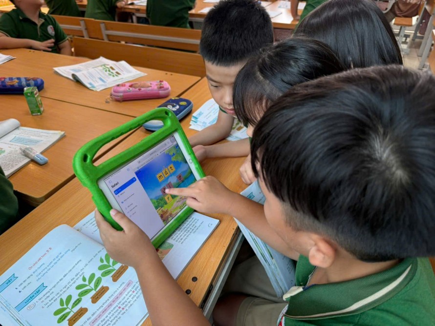 Học sinh tiểu học học tập cùng Al. (Ảnh minh họa)