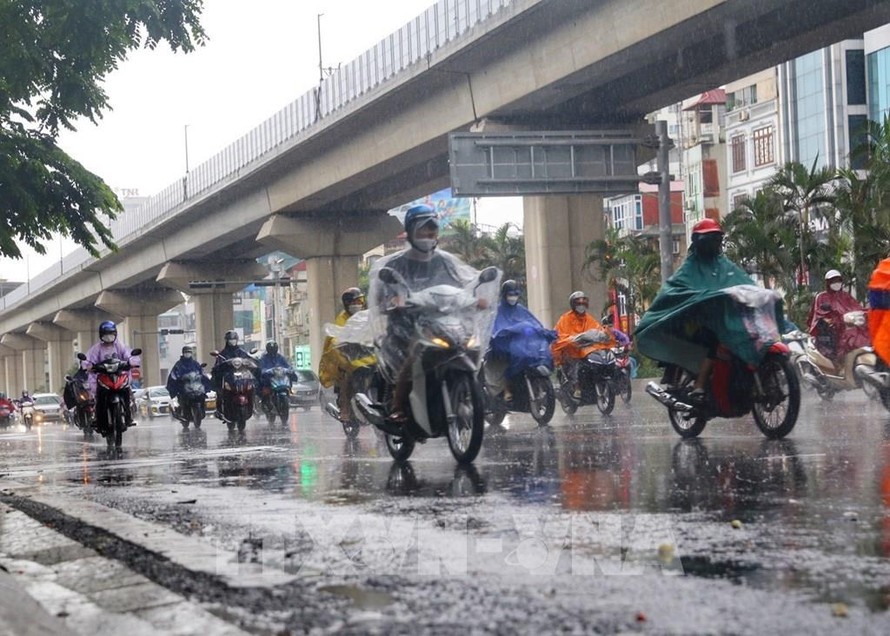 Không khí lạnh gây mưa vừa, dông rải rác tại Bắc Bộ, trời chuyển mát.
