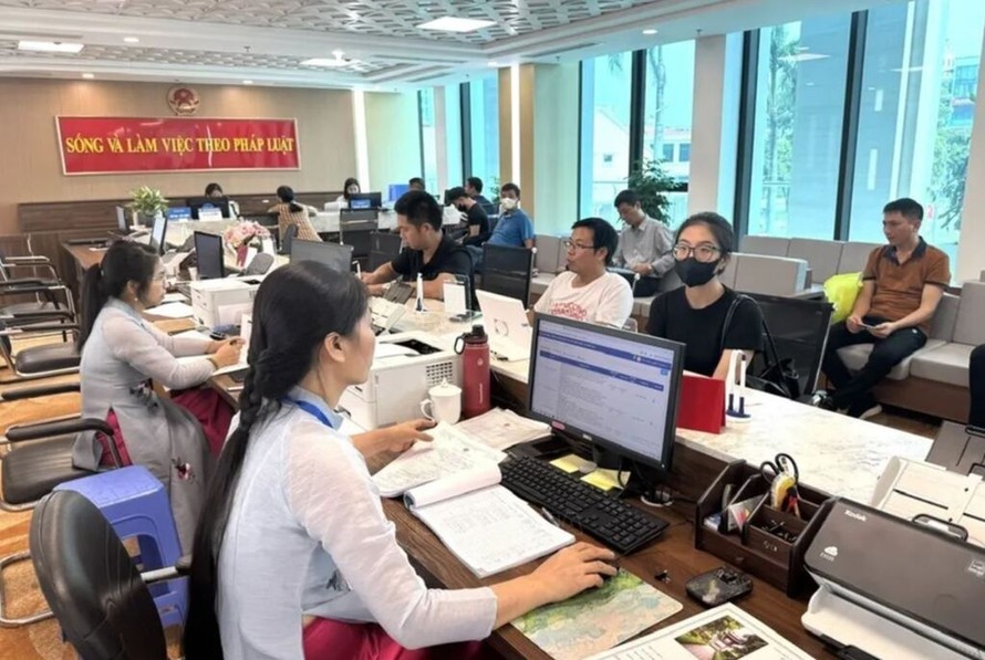 Người dân đến làm việc tại Trung tâm Phục vụ hành chính công phường Nghĩa Đô, thành phố Hà Nội. (Ảnh minh họa)