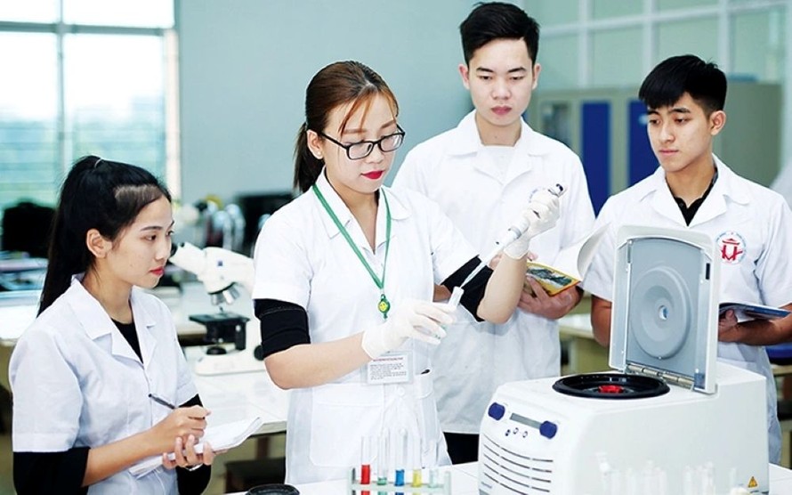 Sinh viên Khoa Khoa học tự nhiên (Trường đại học Hùng Vương) nghiên cứu, thực hành hóa sinh học. (Ảnh minh họa)