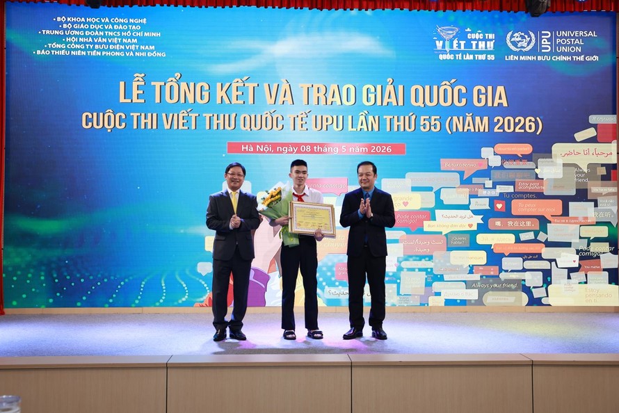 Lãnh đạo Bộ Khoa học và Công nghệ, Tổng công ty Bưu điện Việt Nam trao giải Nhất cho em Trần Chí Cường, học sinh lớp 9D, Trường THCS Bình Hàn (Hải Phòng).