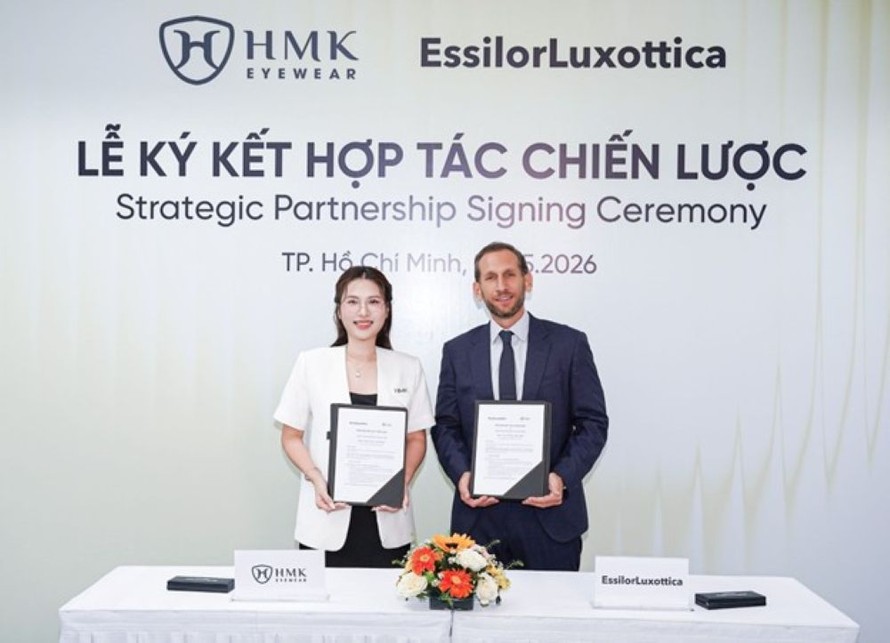 Mr Bakhache Sami - General Director của EssilorLuxottica Việt Nam và bà Hằng Vũ CEO của HMK Eyewear trong buổi lễ ký kết.