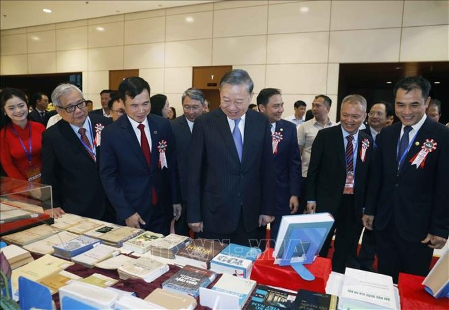 Tổng Bí thư, Chủ tịch nước Tô Lâm xem trưng bày giới thiệu tại Lễ kỷ niệm 120 năm Ngày truyền thống Đại học Quốc gia Hà Nội (16/5/1906 - 16/5/2026) và đón nhận Huân chương Lao động hạng Nhất. 