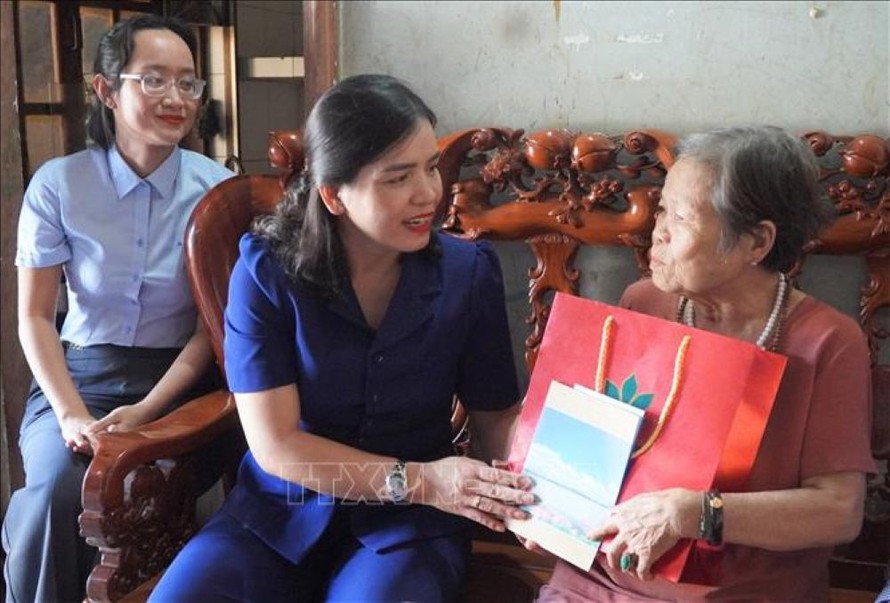 Lãnh đạo tỉnh Quảng Ngãi thăm, tặng quà các gia đình có công với cách mạng tại xã Bình Sơn. (Ảnh minh họa)