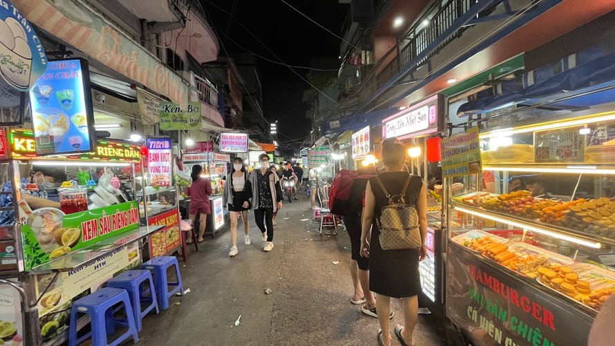 Nhiều thức ăn đường phố không bảo đảm tiêu chuẩn vệ sinh thực phẩm được bày bán công khai. (Ảnh minh họa)