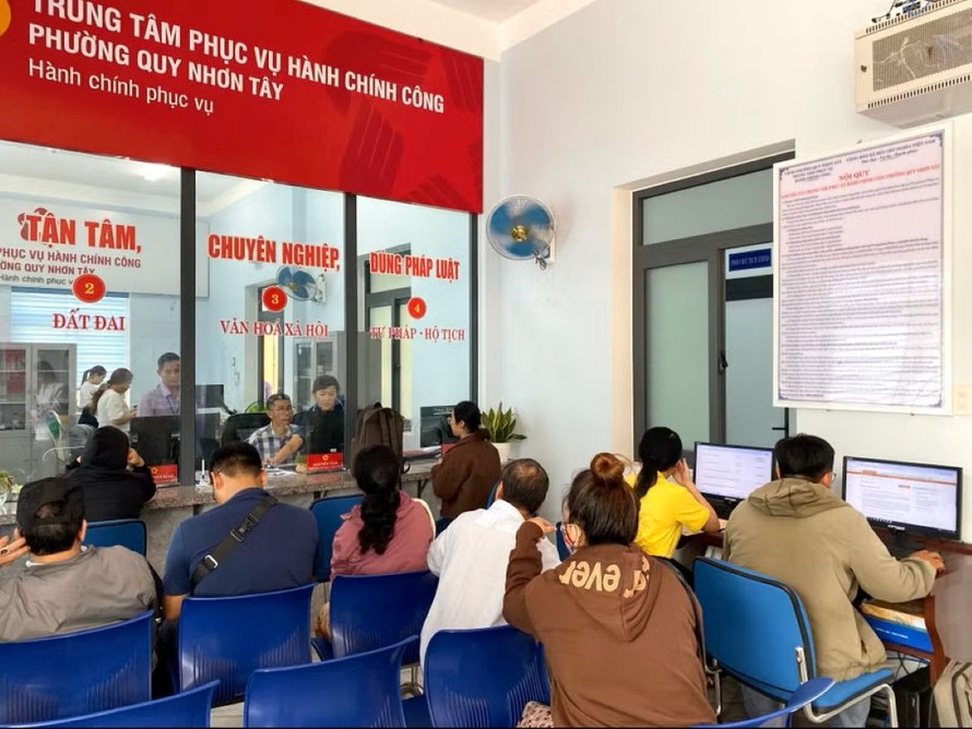 Người dân thực hiện thủ tục hành chính tại Trung tâm Phục vụ hành chính công phường Quy Nhơn Tây, tỉnh Gia Lai. (Ảnh minh họa)