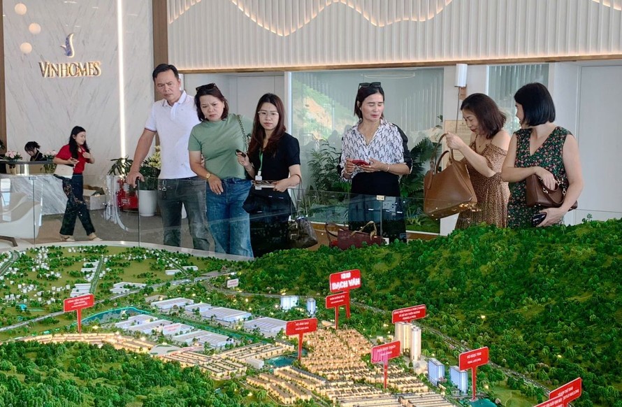 Chị Nguyễn Thị Bình (áo trắng ở giữa) tự tin với lựa chọn đầu tư tại Vinhomes Hải Vân Bay