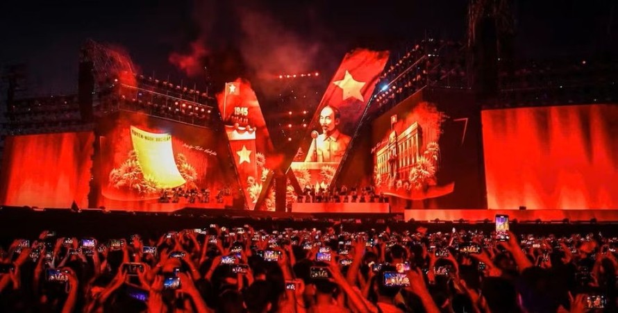 Chương trình Concert “Tổ quốc trong tim” do Báo Nhân Dân phối hợp Ủy ban nhân dân thành phố Hà Nội tổ chức không chỉ mang đến những màn trình diễn hoành tráng, mà còn khơi dậy niềm tự hào, tình yêu đất nước.