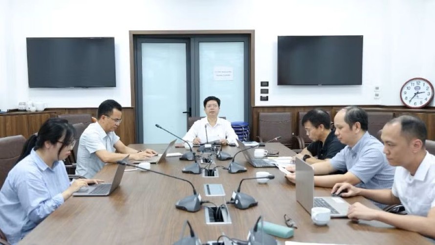 Tiến sĩ, bác sĩ Nguyễn Trọng Khoa, Phó Cục trưởng Cục Quản lý khám, chữa bệnh chủ trì họp chuyên gia rà soát, cập nhật “Hướng dẫn chẩn đoán, điều trị bệnh do virus Ebola".