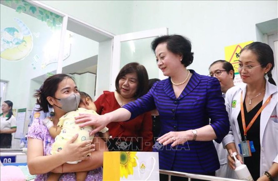 Bí thư Trung ương Đảng, Phó Thủ tướng Phạm Thị Thanh Trà hỏi thăm, động viên thân nhân và bệnh nhi đang điều trị tại Bệnh viện Nhi đồng 2 Thành phố Hồ Chí Minh.