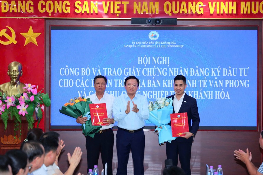 Ông Lê Huyền - Tỉnh Uỷ viên, Phó Chủ tịch UBND tỉnh Khánh Hoà trao Quyết định chấp thuận chủ trương đầu tư đồng thời chấp thuận là nhà đầu tư cho Công ty Cổ phần Khu công nghiệp Stavian.