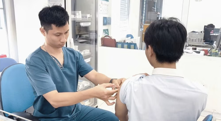 Tiêm vaccine phòng dại cho người bệnh.