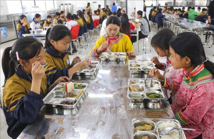 Học sinh được đảm bảo chế độ ăn uống đầy đủ khi học tập tại trường nội trú. 
