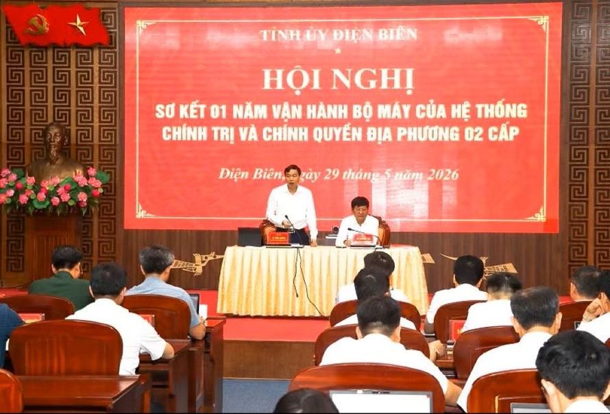Đồng chí Lê Văn Lương, Chủ tịch Ủy ban nhân dân tỉnh Điện Biên ghi nhận các kiến nghị của các xã trong vận hành chính quyền địa phương hai cấp.