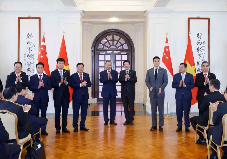 Tổng Bí thư, Chủ tịch nước Tô Lâm và Thủ tướng Singapore Lawrence Wong chứng kiến Lễ trao các văn kiện hợp tác giữa hai nước. 