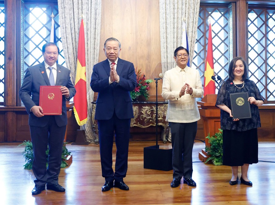 Tổng Bí thư, Chủ tịch nước Tô Lâm và Tổng thống Philippines dự lễ trao văn kiện hợp tác