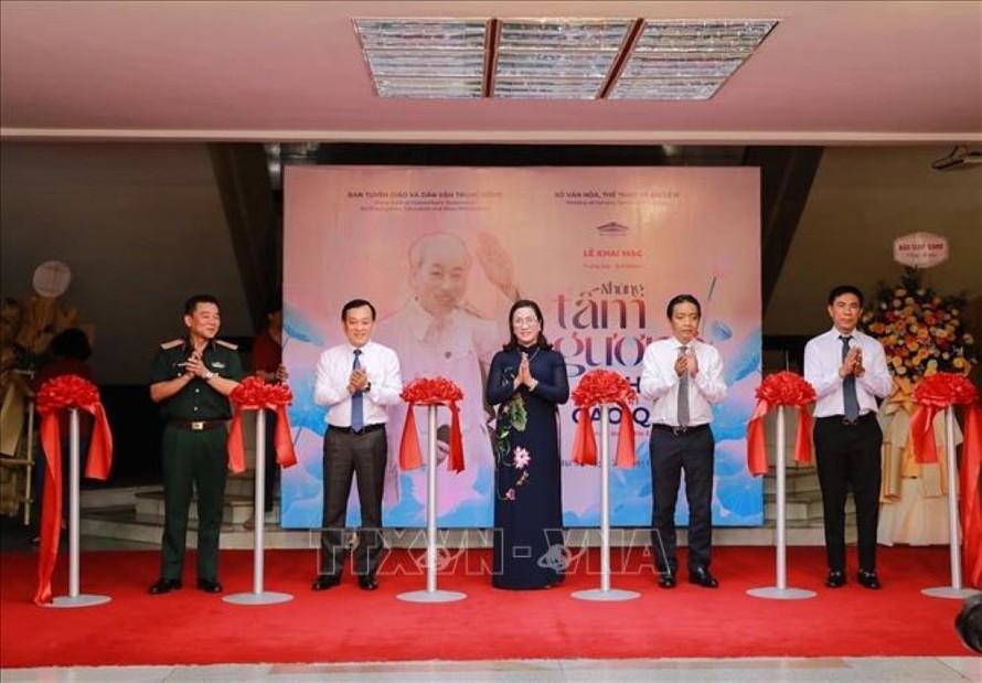 Các đại biểu cắt băng khai mạc triển lãm. 