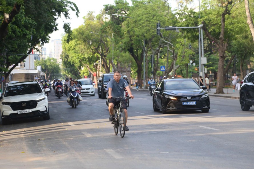 Người dân đi lại trên tuyến đường ven hồ Hoàn Kiếm.