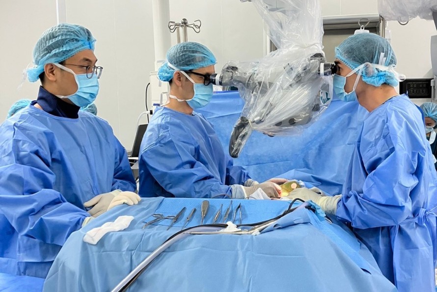 Ê-kíp bác sĩ tiến hành phẫu thuật loại bỏ khối u não cho bệnh nhân.