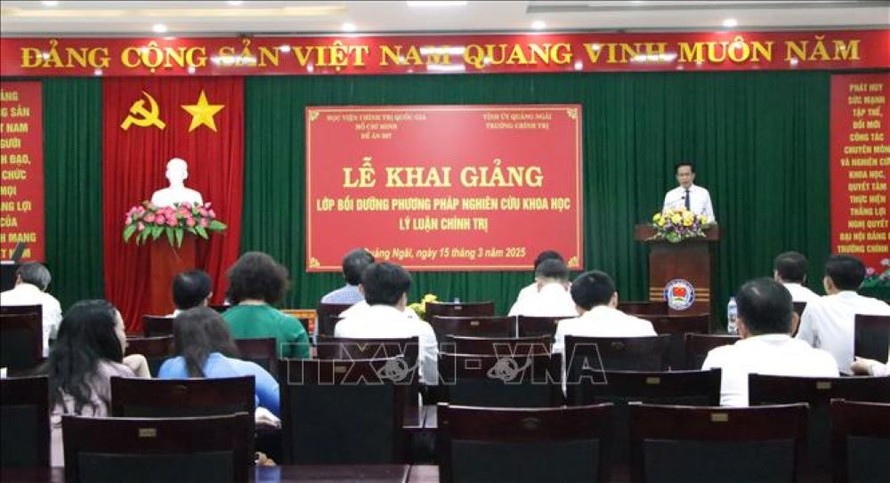 Quang cảnh lễ khai giảng Lớp bồi dưỡng phương pháp nghiên cứu khoa học lý luận chính trị cho cán bộ, giảng viên các trường Nam Trung Bộ do Trường Chính trị tỉnh Quảng Ngãi phối hợp với Học viện Chính trị Quốc gia Hồ Chí Minh - Ban Đề án 587 tổ chức.