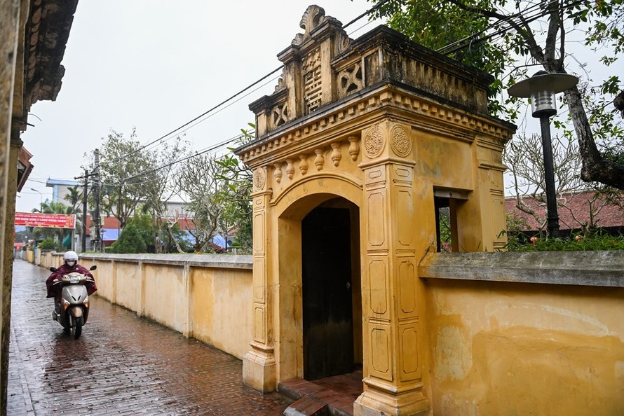 Nhà lưu niệm cố Tổng Bí thư Trường Chinh nằm trong khuôn viên rộng hơn 500m², giữ nguyên lối kiến trúc đặc trưng của vùng đồng bằng Bắc Bộ