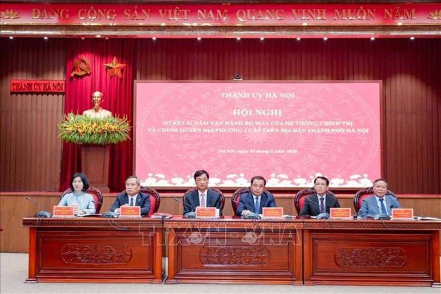 Các đồng chí lãnh đạo Trung ương và thành phố Hà Nội chủ trì Hội nghị sơ kết 1 năm vận hành bộ máy của hệ thống chính trị và chính quyền địa phương 2 cấp trên địa bàn Thủ đô. 