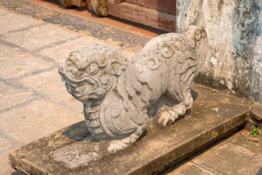 Nghê đá trước cổng Đền Trần - Nam Định. (Ảnh: Phương Nhi)