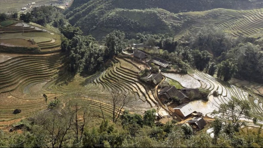 Từ đỉnh Hầu Thào, khách du lịch có thể nhìn thấy thấp thoáng nhà của bà con người Mường giữa những thửa ruộng bậc thang.