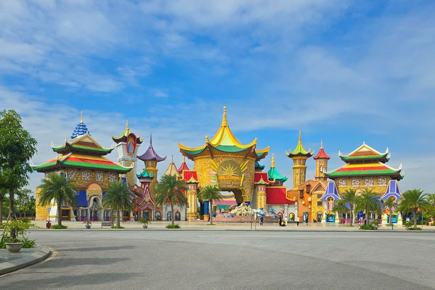 Khu du lịch Quốc tế Đồi Rồng (Hải Phòng) do Công ty cổ phần Đầu tư và Du lịch Vạn Hương làm chủ đầu tư.