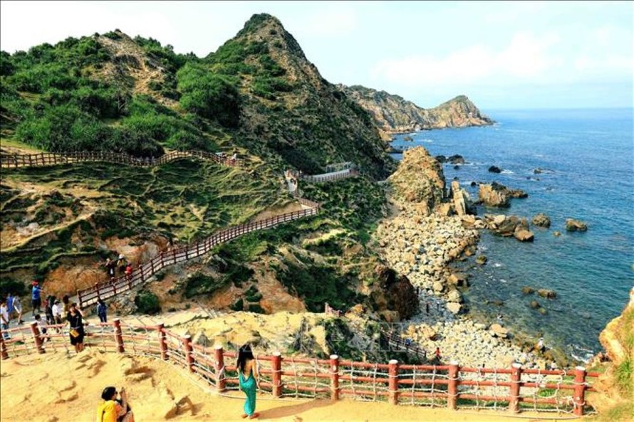 Đường đi bộ ven biển dẫn du khách khám phá Eo Gió.