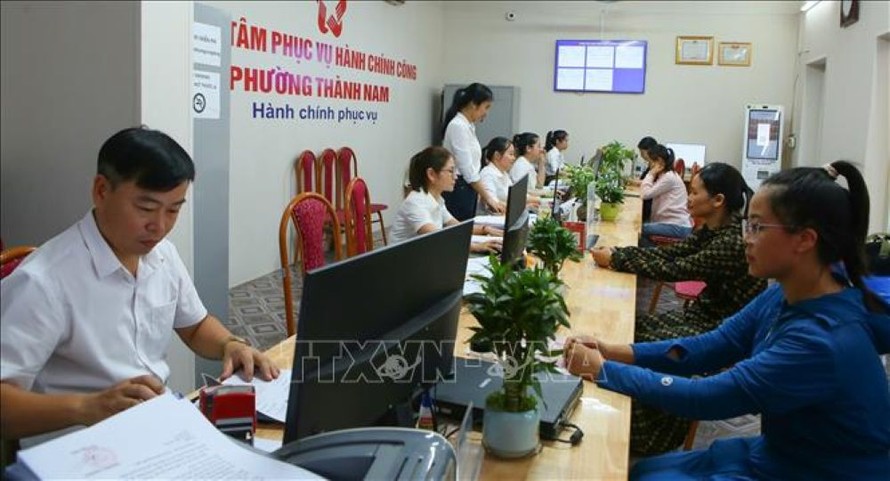 Người dân tới Trung tâm Phục vụ hành chính công phường Thành Nam (Ninh Bình) để giải quyết thủ tục hành chính.