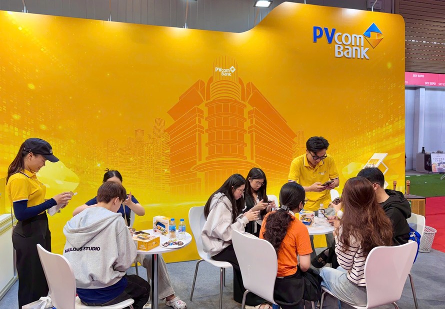 Gian hàng PVcomBank thu hút đông đảo sự quan tâm của khách tham quan Triển lãm