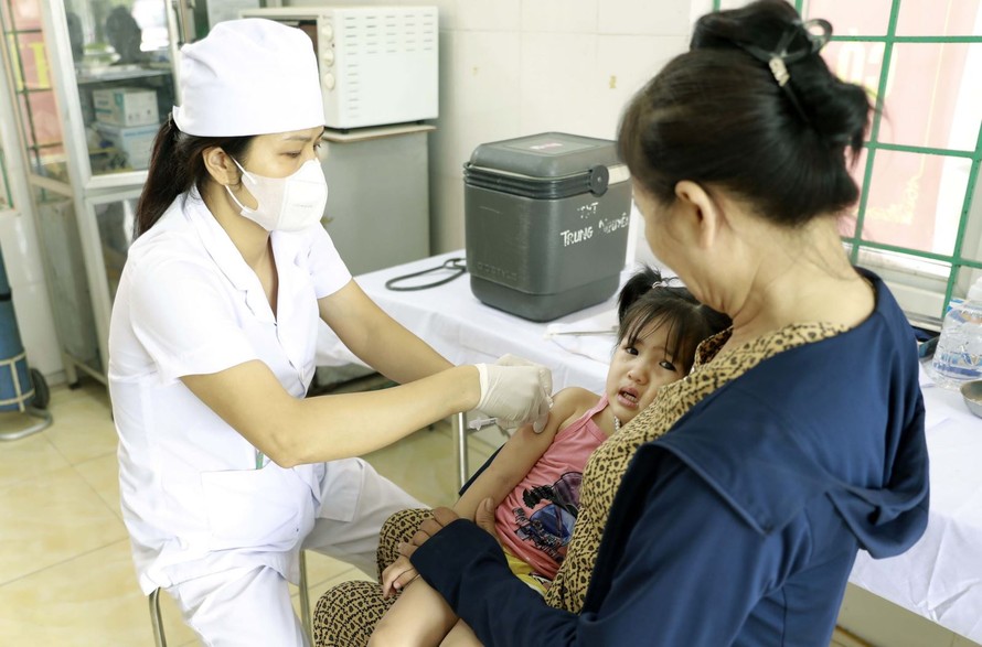 Tiêm vaccine cho trẻ em tại Trạm Y tế xã Tề Lỗ, tỉnh Phú Thọ. (Ảnh minh họa)