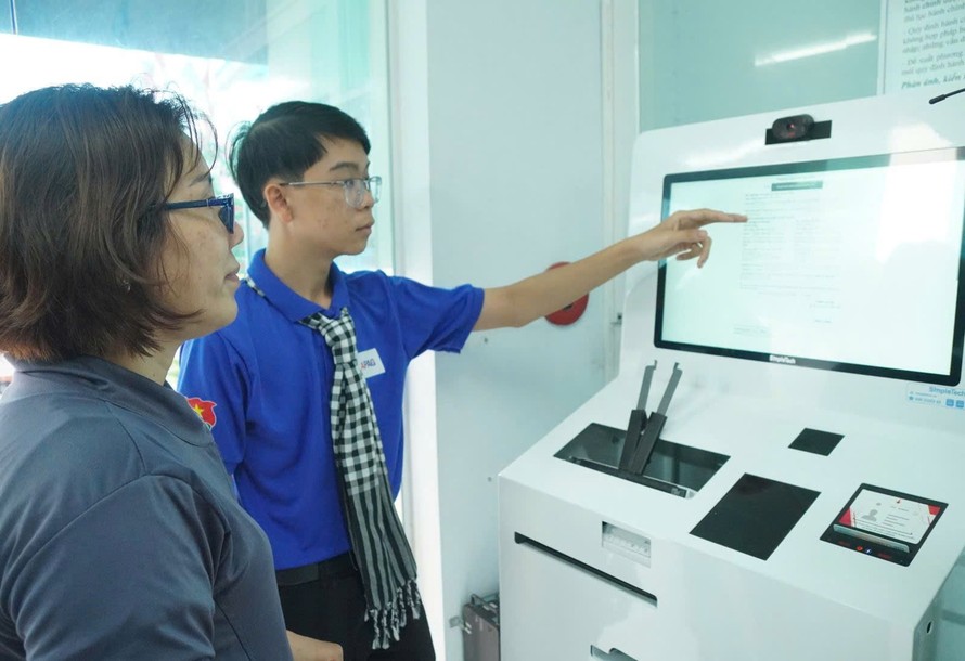 Đoàn viên thanh niên phường Tân Hưng hướng dẫn người dân sử dụng công nghệ số trong nộp hồ sơ hành chính trực tuyến.