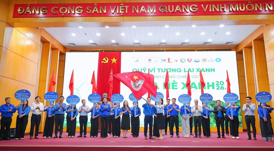 Đại diện Đoàn Thanh niên các đơn vị tham gia sự kiện ra quân Chiến dịch Mùa hè Xanh 2026 cùng sự đồng hành của Quỹ Vì tương lai xanh. Ảnh: QVTLX.