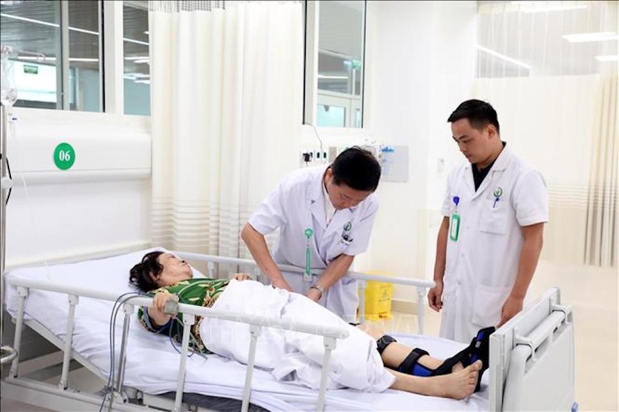 Các bác sĩ khám cho người bệnh tại Bệnh viện Hữu nghị Việt Đức cơ sở Ninh Bình. 