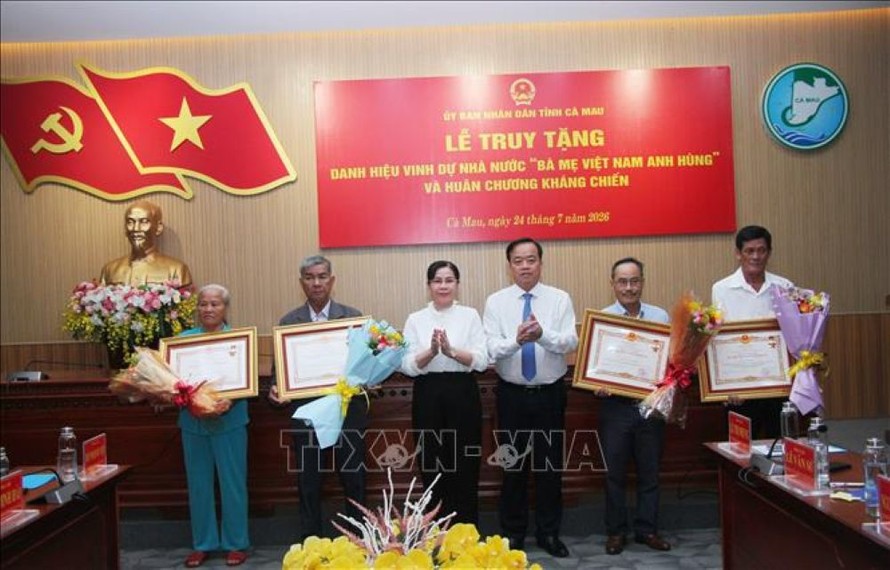 Ông Huỳnh Quốc Việt, Phó Bí thư thường trực Tỉnh ủy và bà Lê Thị Nhung, Phó Chủ tịch Thường trực HĐND tỉnh Cà Mau trân trọng trao tặng Danh hiệu vinh dự Nhà nước "Bà mẹ Việt Nam Anh hùng" cho thân nhân 4 Bà mẹ Việt Nam Anh hùng được Chủ tịch nước truy tặng. 