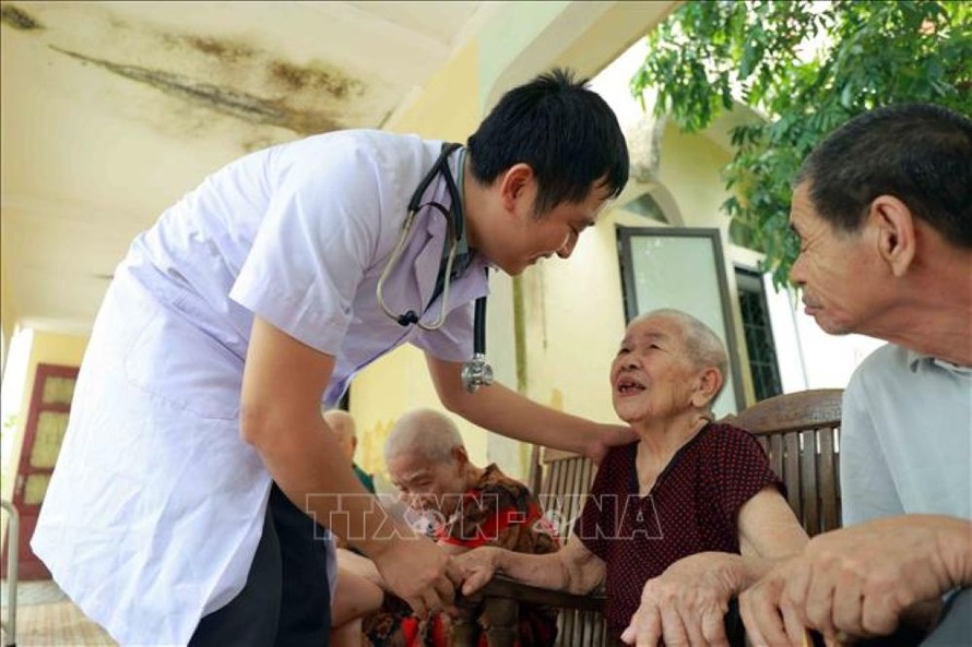 Những cử chỉ chăm sóc tận tình mang đến sự ấm áp cho người có công và đối tượng bảo trợ xã hội. (Ảnh minh họa)