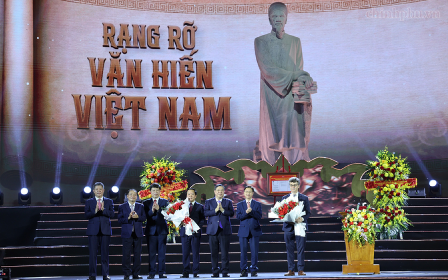 Phó Thủ tướng Thường trực Chính phủ Phạm Gia Túc tặng hoa chúc mừng lãnh đạo tỉnh Hưng Yên và tặng hoa Trưởng Đại diện UNESCO tại Hà Nội