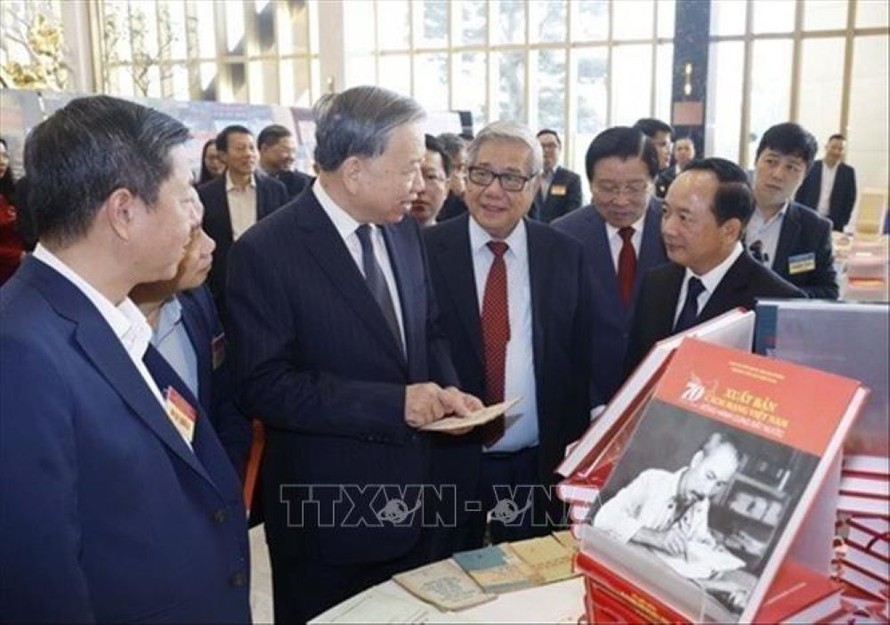 Tổng Bí thư Tô Lâm tham quan không gian trưng bày sách tại Hội nghị toàn quốc tổng kết công tác Tuyên giáo và Dân vận năm 2025, triển khai nhiệm vụ năm 2026, sáng 19/12/2025, tại Hà Nội. Hội nghị được triển khai bằng hình thức trực tiếp kết hợp trực tuyến đến 35 điểm cầu các tỉnh ủy, thành ủy với hơn 3000 đại biểu tham dự.