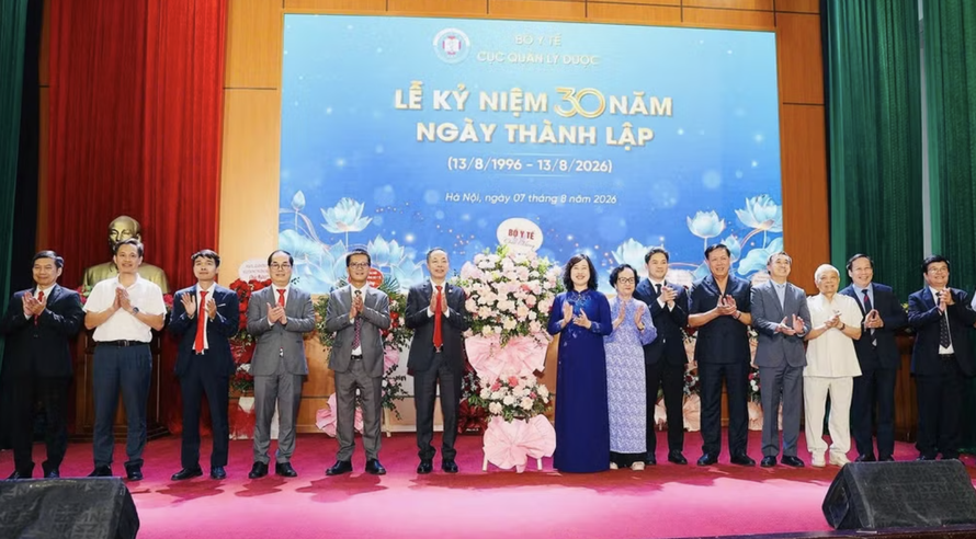 Lãnh đạo Bộ Y tế chúc mừng Cục quản lý Dược nhân kỷ niệm 30 năm thành lập.
